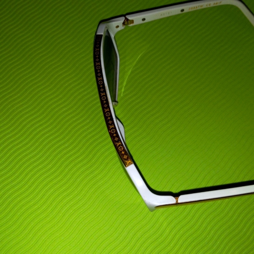 Louis vuitton Rare shades originally $1100.00 I'm selling them for $500.00 - Picture 2 of 4